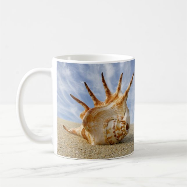 Spider Conch Muschel auf Sandy Beach Tasse (Links)
