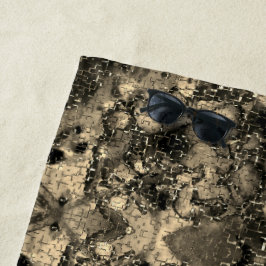 Spiegel mit samtigem Aussehen, klassisch beige Ein Strandtuch