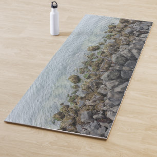 Spiegelgesteine an der Küste Yogamatte