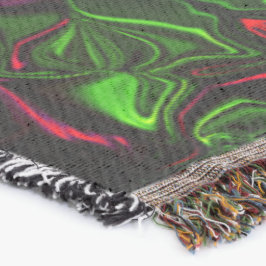 Spiegeln gekrümmter roter Linien auf grünem Hinter Decke