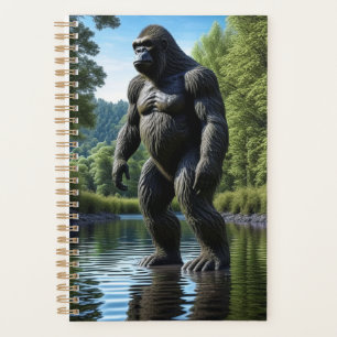 Spiegelung von muskulösem Bigfoot im Wasser Planer