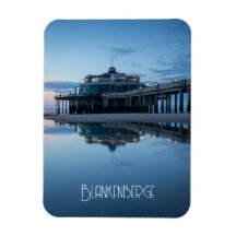 Spiegelungen am Blankenberge Pier während der blau