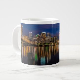 Spiegelungen von Pittsburgh Jumbo-Tasse