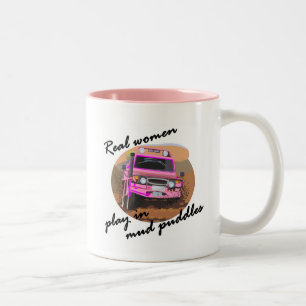 Spiel der wirklichen Frauen in Schlammpfützen Zweifarbige Tasse