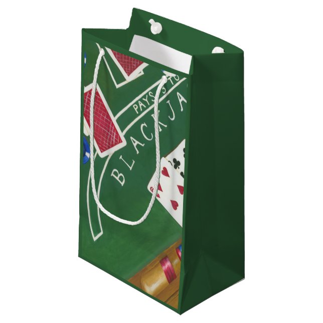 Spiel des Blackjacks mit Chips von Chariklia Zarri Kleine Geschenktüte (Vorderseite Schrägansicht)