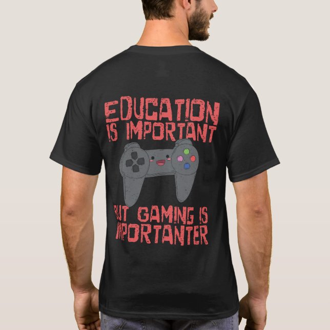 Spiel ist Importanter als Bildung - lustiger Gamer T-Shirt (Rückseite)