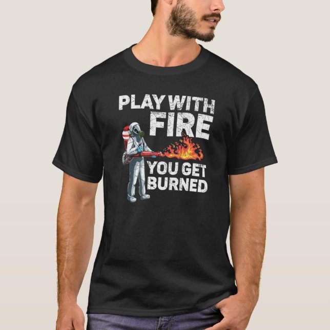 Spiel mit Feuer Sie werden gebrannt Flammenwerfer  T-Shirt (Vorderseite)