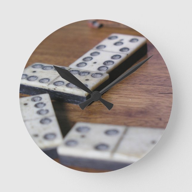 Spiel-Tabellen-Domino-Domino-hölzernes altes Runde Wanduhr (Vorderseite)