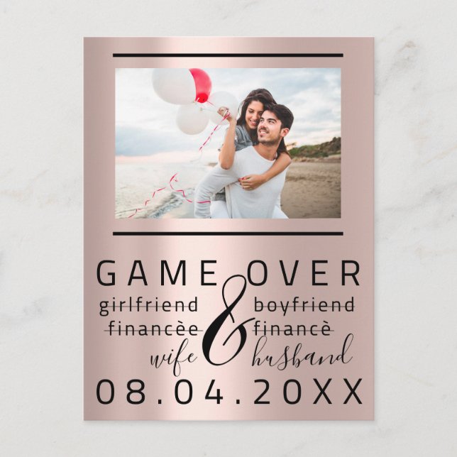 Spiel über lustiges Save the Date Couple Foto Postkarte (Vorderseite)