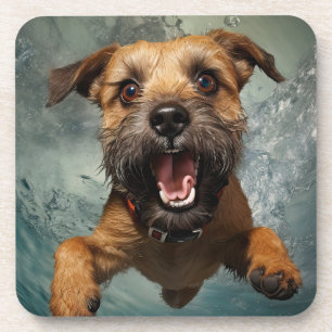 Spielefreudiger Hund Schwimmt Unterwasser Design Getränkeuntersetzer