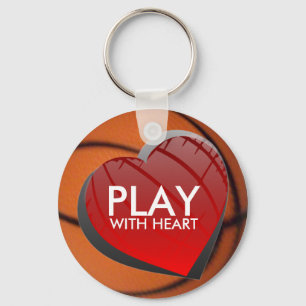 Spielen mit dem Schlüsselanhänger des Herzbasketba