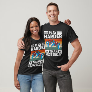 Spielen Sie härter als gestern Retro Gamer Control T-Shirt