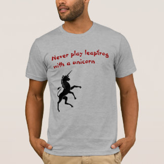 Spielen Sie nie Bockspringen mit einem Einhorn T-Shirt