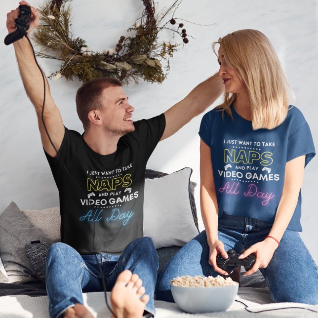 Spielen Sie Videospiele und Nickerchen den ganzen  T-Shirt ("I just want to take naps and play video games all day" funny t-shirt of gamer couple.)