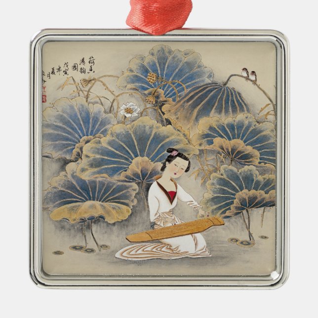Spielen von Musik durch Lotus-Teich Silbernes Ornament (Vorne)