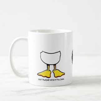 Spielend nicht, mit einer vollen Ente Kaffeetasse