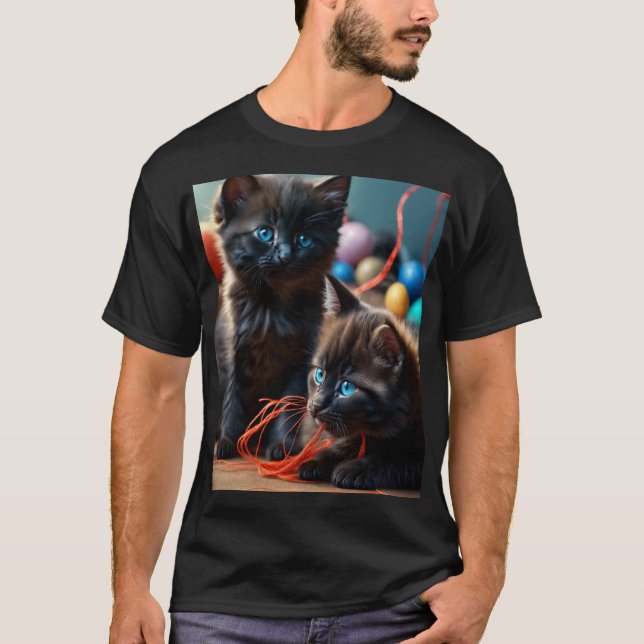 Spielende Katzen und Garne - Whimsical T - Shirt C (Vorderseite)
