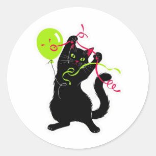 Spielende schwarze Katze mit Ballon und Streamer Runder Aufkleber