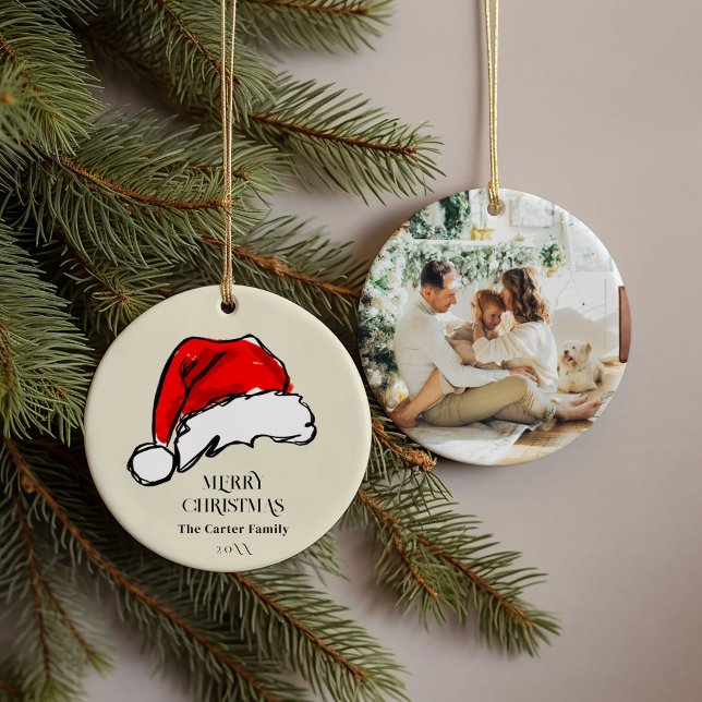 Spielendes Aquarell Rote Weihnachtsmannmütze Foto Keramik Ornament (Christmas hand-drawn Santa hat photo ornament)