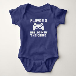 Spieler 3 hat das lustige Baby des Spiels Strampler