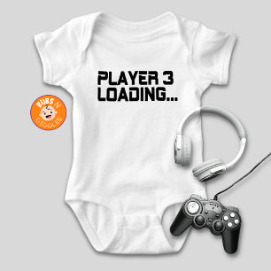 Spieler 3 lädt Schwangerschaftsankündigung der Gam Baby Strampler