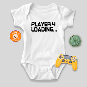 Spieler 4 wird geladen Schwangerschaftsankündigung Baby Strampler