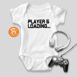 Spieler 5 wird geladen Schwangerschaftsankündigung Baby Strampler