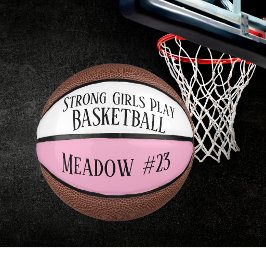 Spielerin Starke Mädchen spielen Basketball