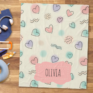 Spielerische Doodles von Herz, Punkten und gewellt Fleecedecke