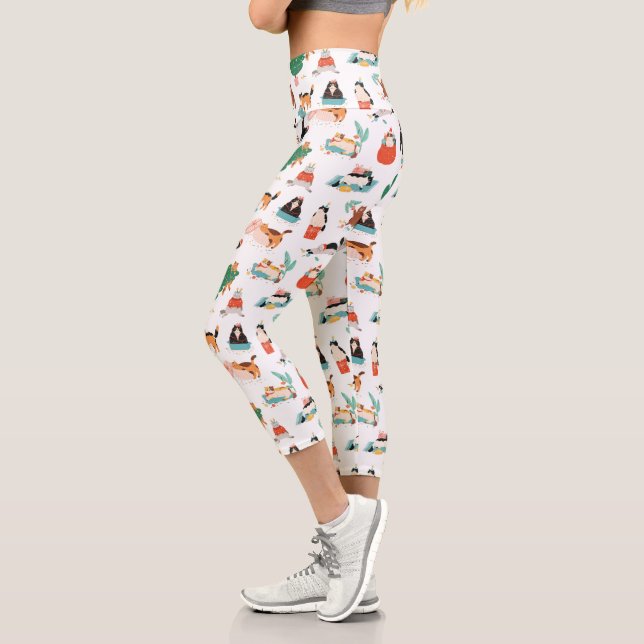 Spielerische Katzen und Weihnachtsbaummuster Capri Leggings (Links)