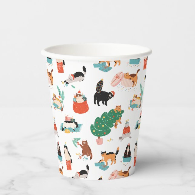 Spielerische Katzen und Weihnachtsbaummuster Pappbecher (Vorderseite)