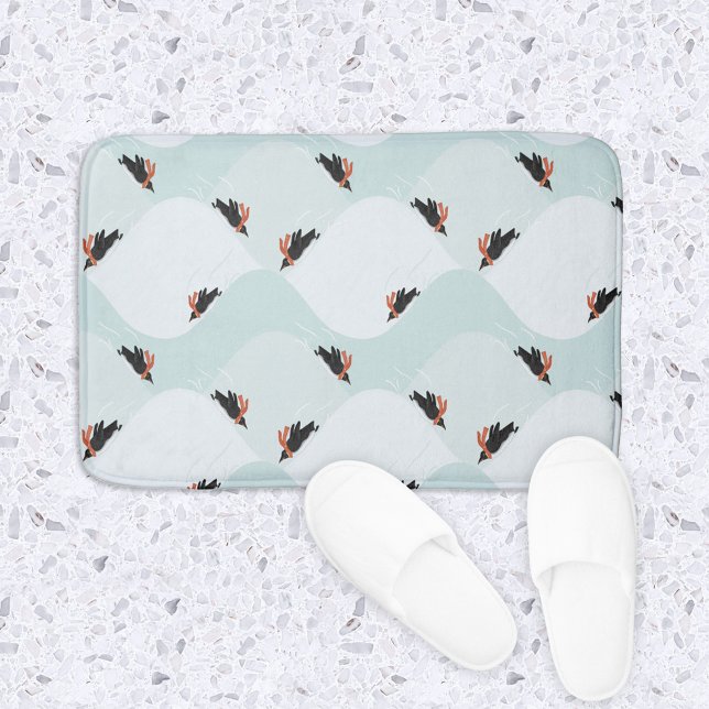 Spielerische Pinguine, die auf dem Schneepattern g Badematte (Penguins sledding in the snow pattern bath mat)
