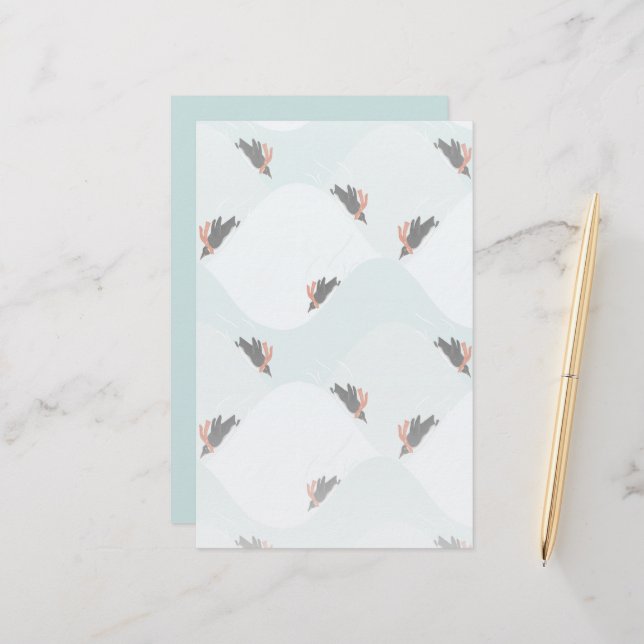 Spielerische Pinguine, die auf dem Schneepattern g Briefpapier (Vorderseite/Rückseite Beispiel)