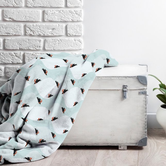 Spielerische Pinguine, die auf dem Schneepattern g Fleecedecke (Penguins in the snow pattern fleece blanket)