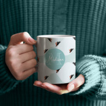 Spielerische Pinguine, die auf dem Schneepattern g