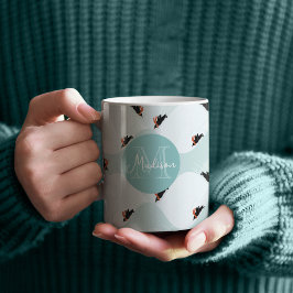 Spielerische Pinguine, die auf dem Schneepattern g Kaffeetasse