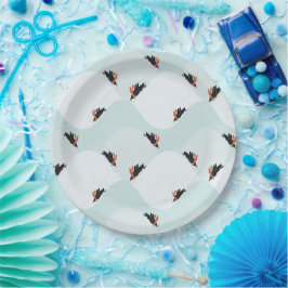 Spielerische Pinguine, die auf dem Schneepattern g Pappteller