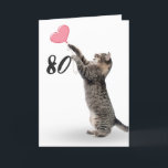 spielerische Tabby-Katze für 80. Geburtstagskarte Karte<br><div class="desc">Graue Tabby-Katze mit rosa Herzballon zum 80. Geburtstag auf weißem Hintergrund.
Hintergrundfarbe kann geändert werden</div>