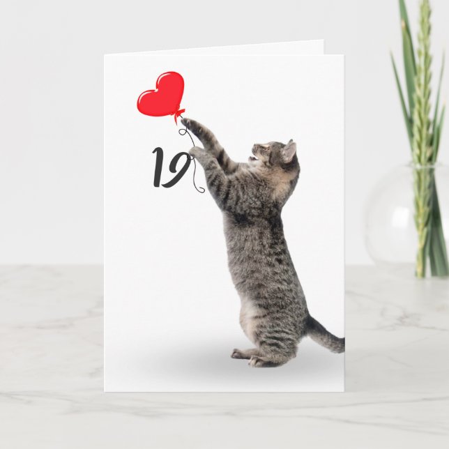spielerische Tischkatze zum 19. Geburtstag Karte (Vorderseite)