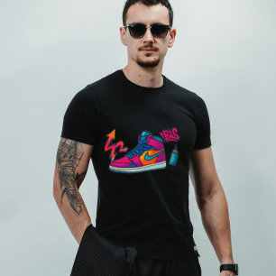 Spielerische urbane Vibes – Kühne Streetwear-Sneak T-Shirt