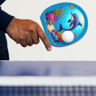 Spielerischer Delfin im lebendigen Korallenriff Tischtennis Schläger