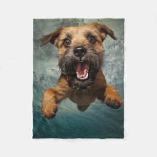 Spielerisches Design für Hunde unter Wasser Fleecedecke