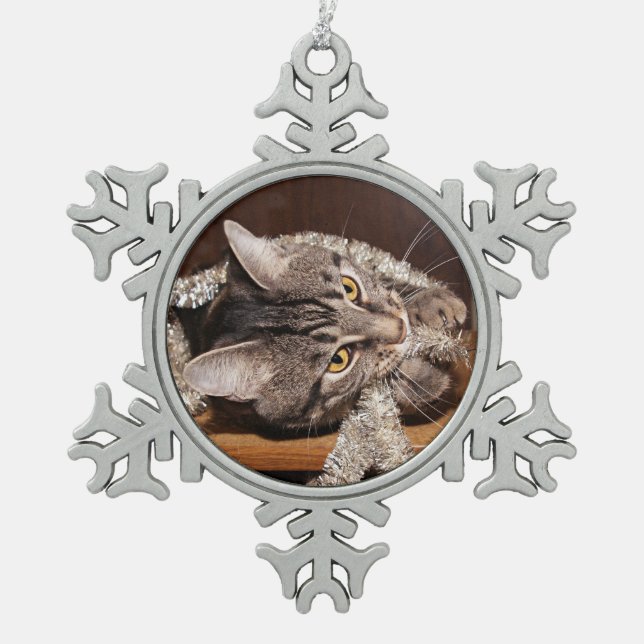Spielerisches Tabbykatze Weihnachten Schneeflocken Zinn-Ornament (Vorderseite)