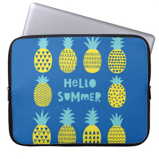 Spielkarte mit Ananas. Laptopschutzhülle