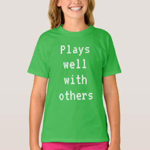 Spielt gut mit dem T - Shirt anderer Mädchen