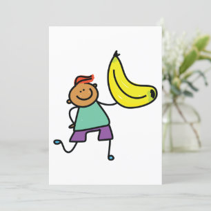 Spielvolles Kind hält große gelbe Banane Einladung