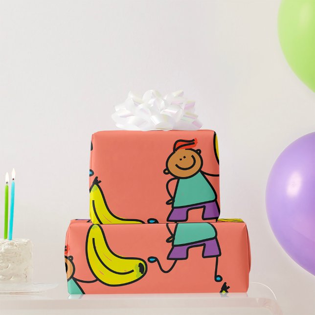 Spielvolles Kind hält große gelbe Banane Geschenkpapier (Von Creator hochgeladen)