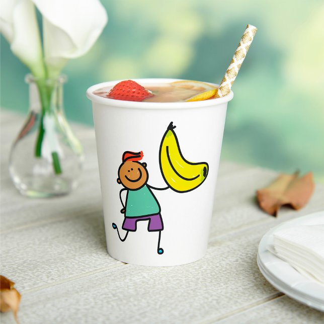 Spielvolles Kind hält große gelbe Banane Pappbecher (Von Creator hochgeladen)