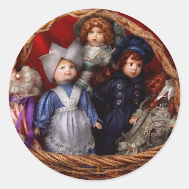 Spielzeug - Puppen - Ein Körbchen mit Viktorianisc Runder Aufkleber (Vorderseite)