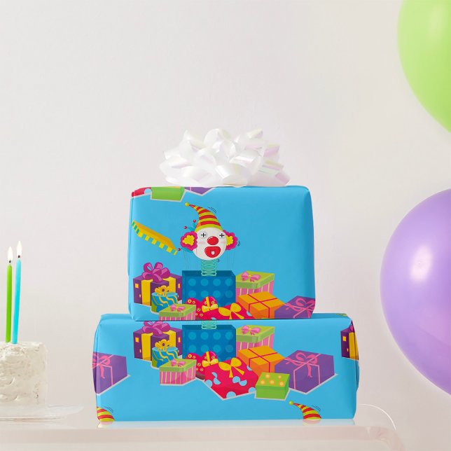 Spielzeugclown in einem Karton Geschenkpapier (Von Creator hochgeladen)